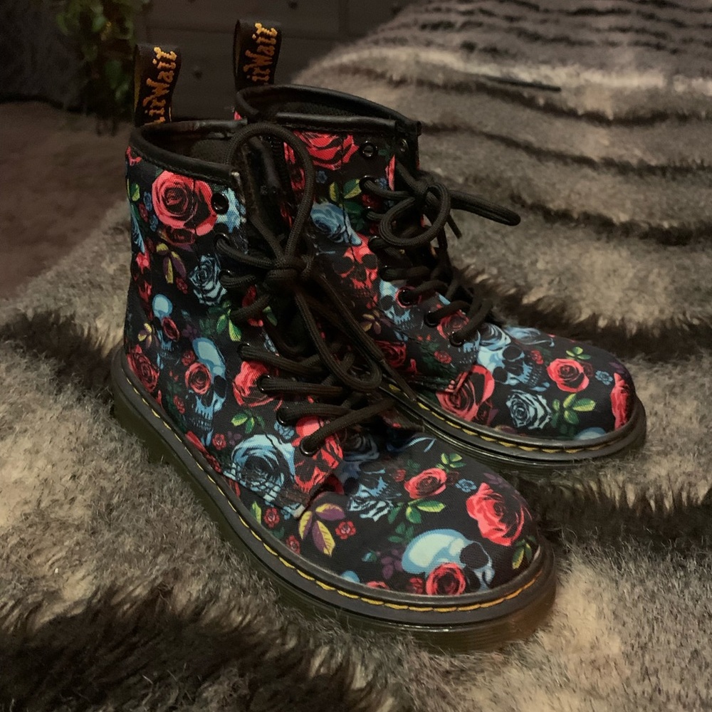 Girls size 2 dr martens boot pascal rose